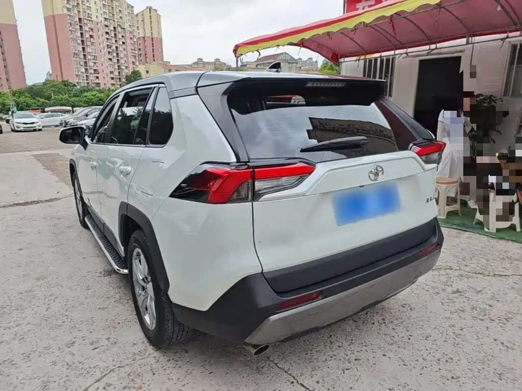 Toyota RAV4 — фото 5