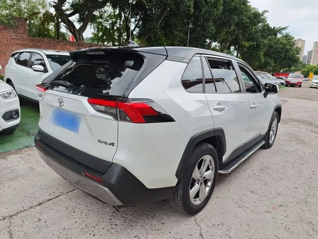 Toyota RAV4 — фото 7