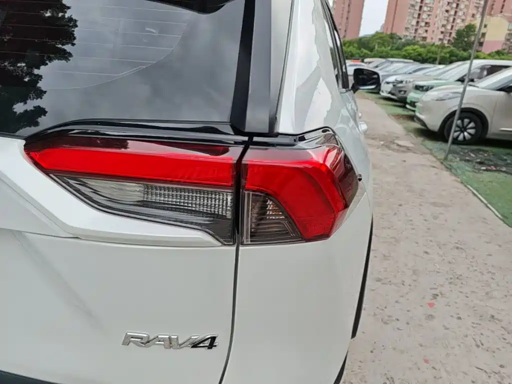 Toyota RAV4 — фото 8