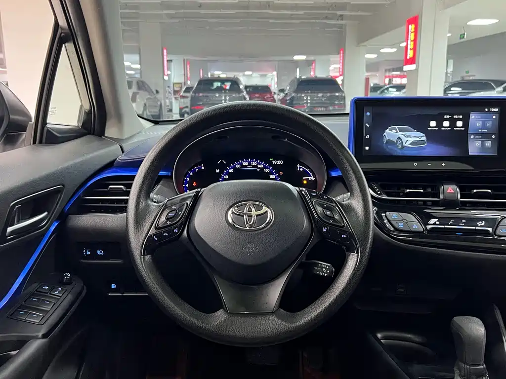 Toyota C-HR — фото 11