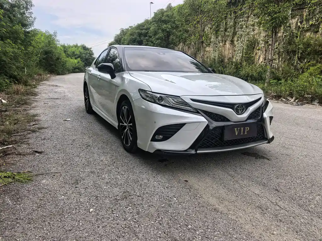 Toyota Camry — фото 3
