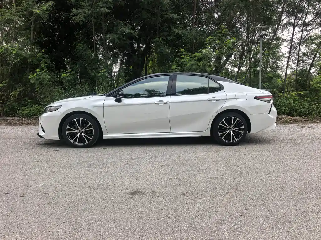 Toyota Camry — фото 4