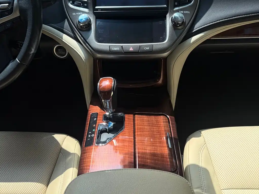 Toyota Crown — фото 10