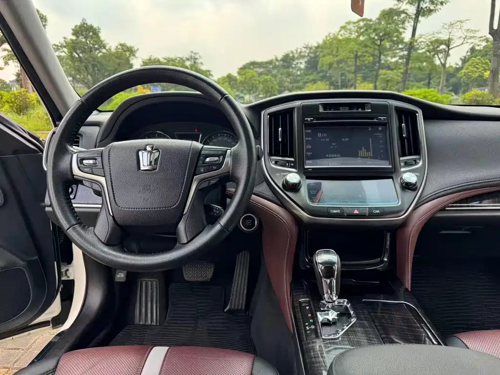 Toyota Crown — фото 11