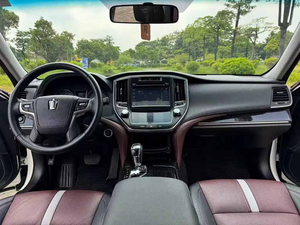 Toyota Crown — фото 13
