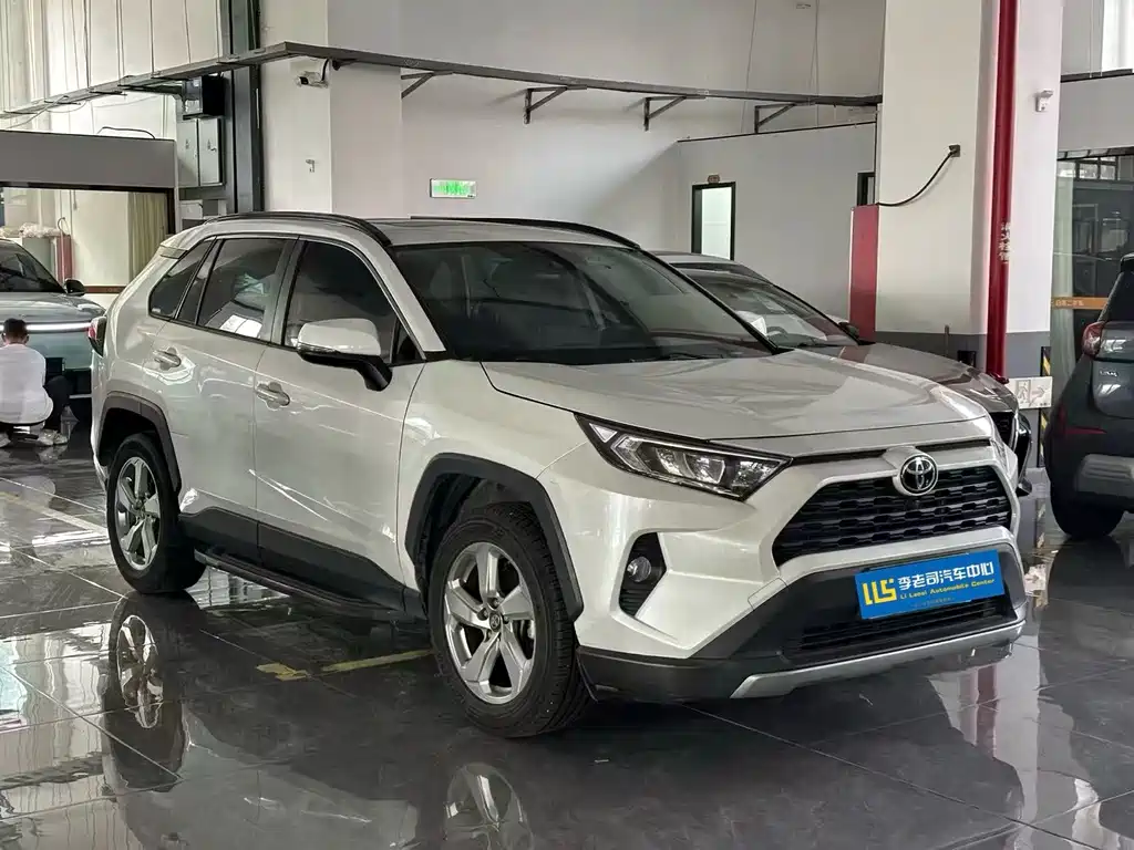 Toyota RAV4 — фото 3