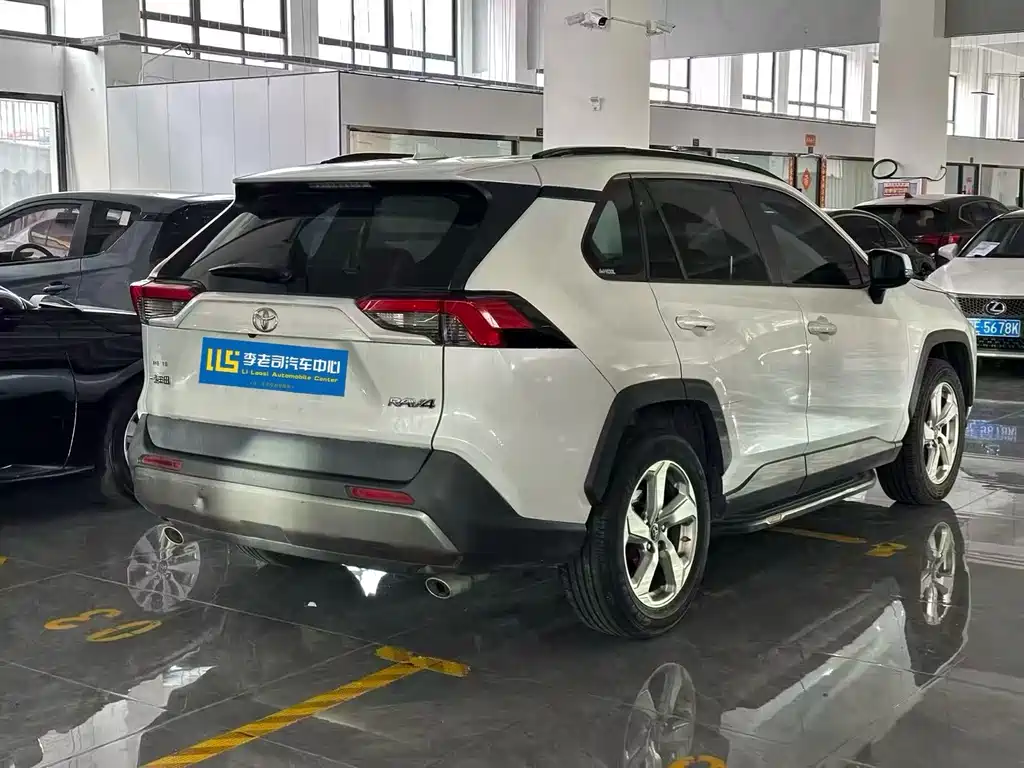 Toyota RAV4 — фото 6