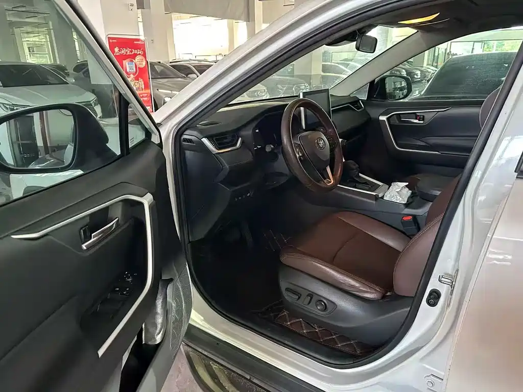 Toyota RAV4 — фото 7