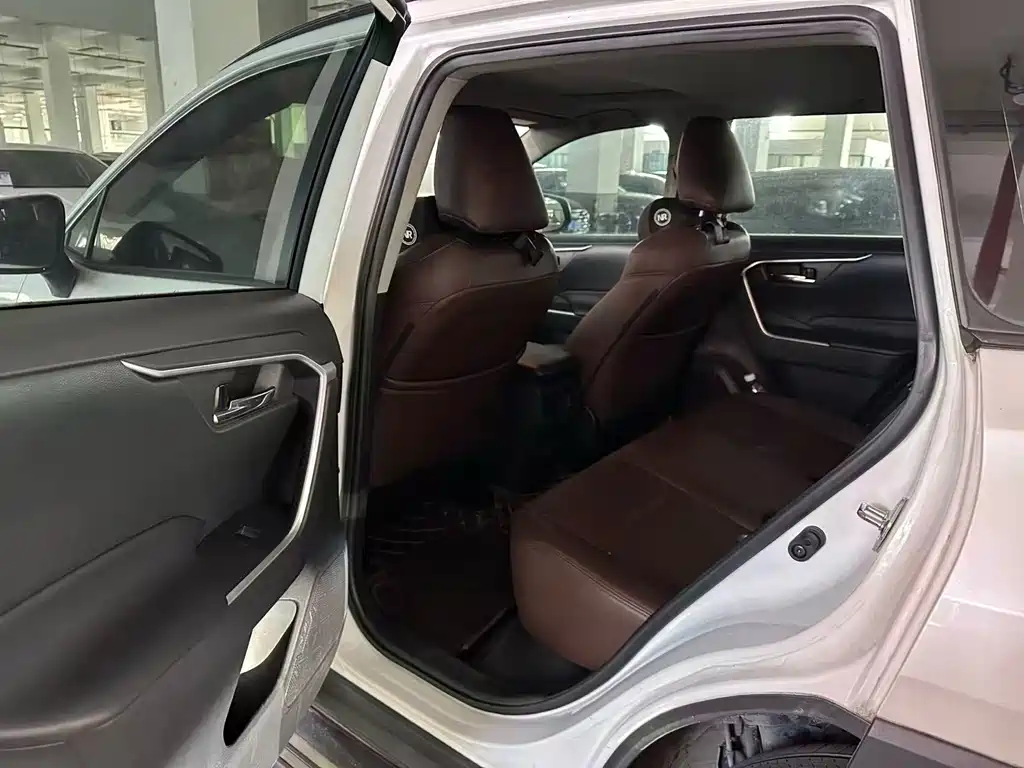 Toyota RAV4 — фото 8