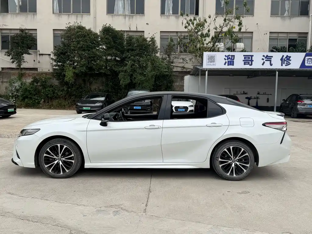 Toyota Camry — фото 5