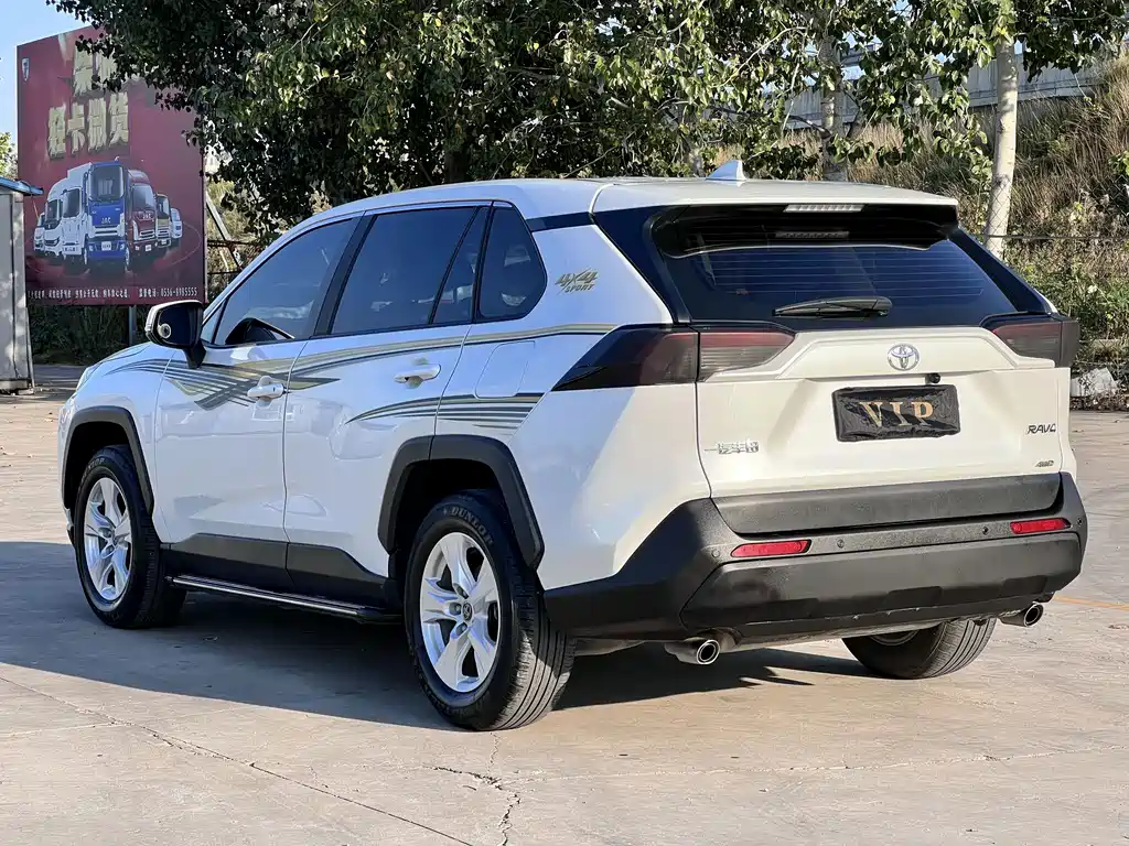 Toyota RAV4 — фото 4