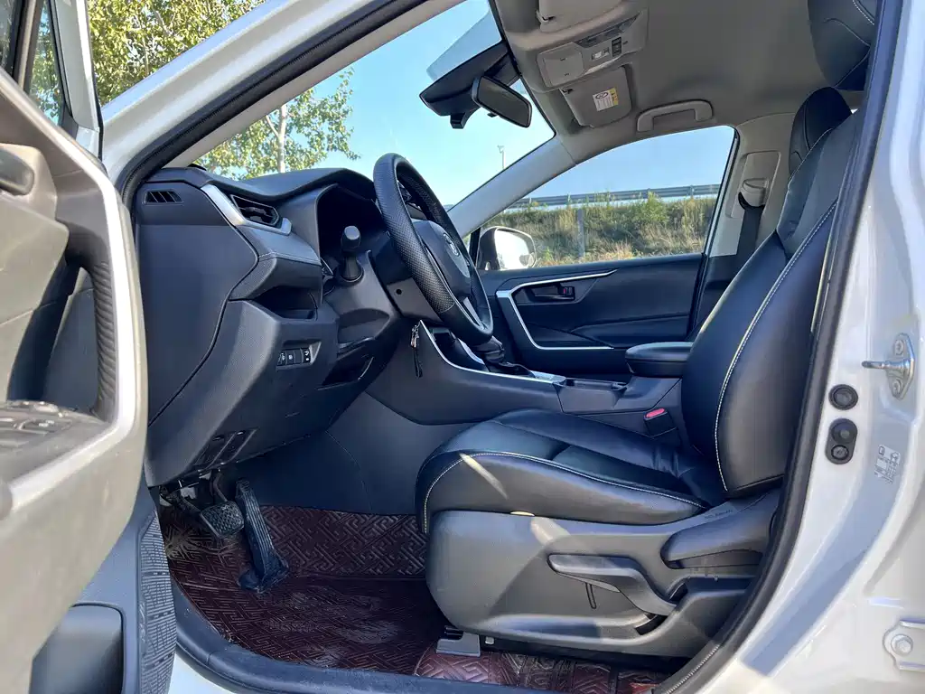 Toyota RAV4 — фото 7