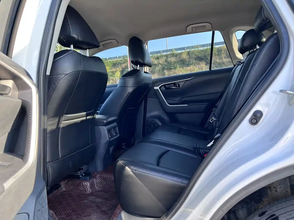 Toyota RAV4 — фото 8