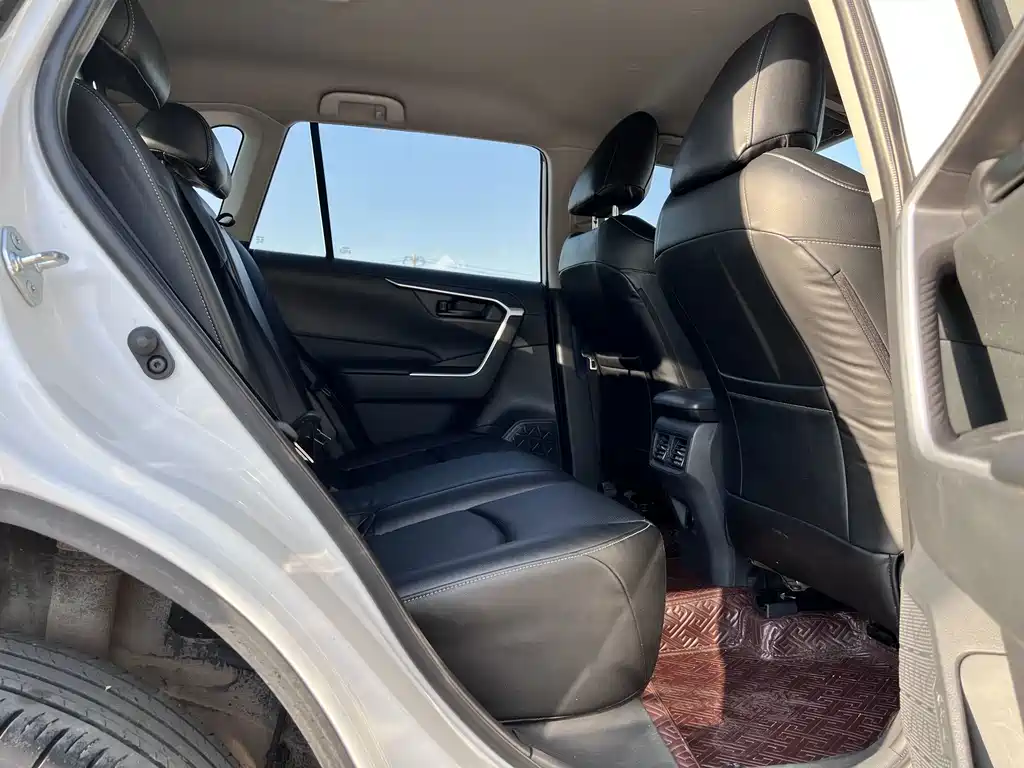 Toyota RAV4 — фото 10