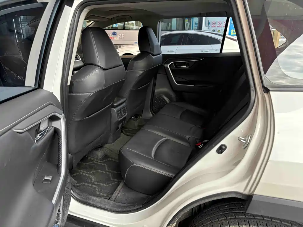 Toyota RAV4 — фото 6