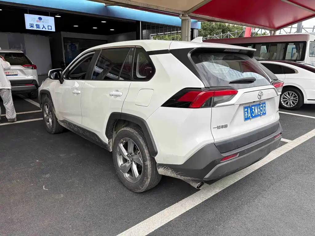 Toyota RAV4 — фото 7