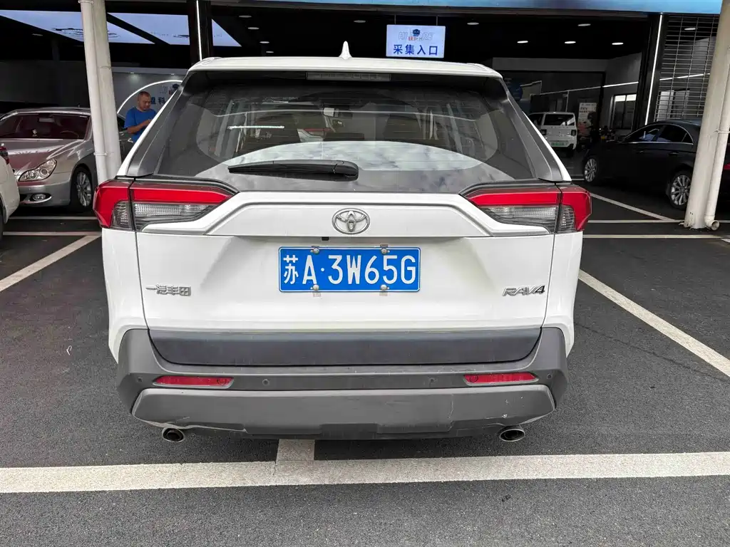 Toyota RAV4 — фото 8