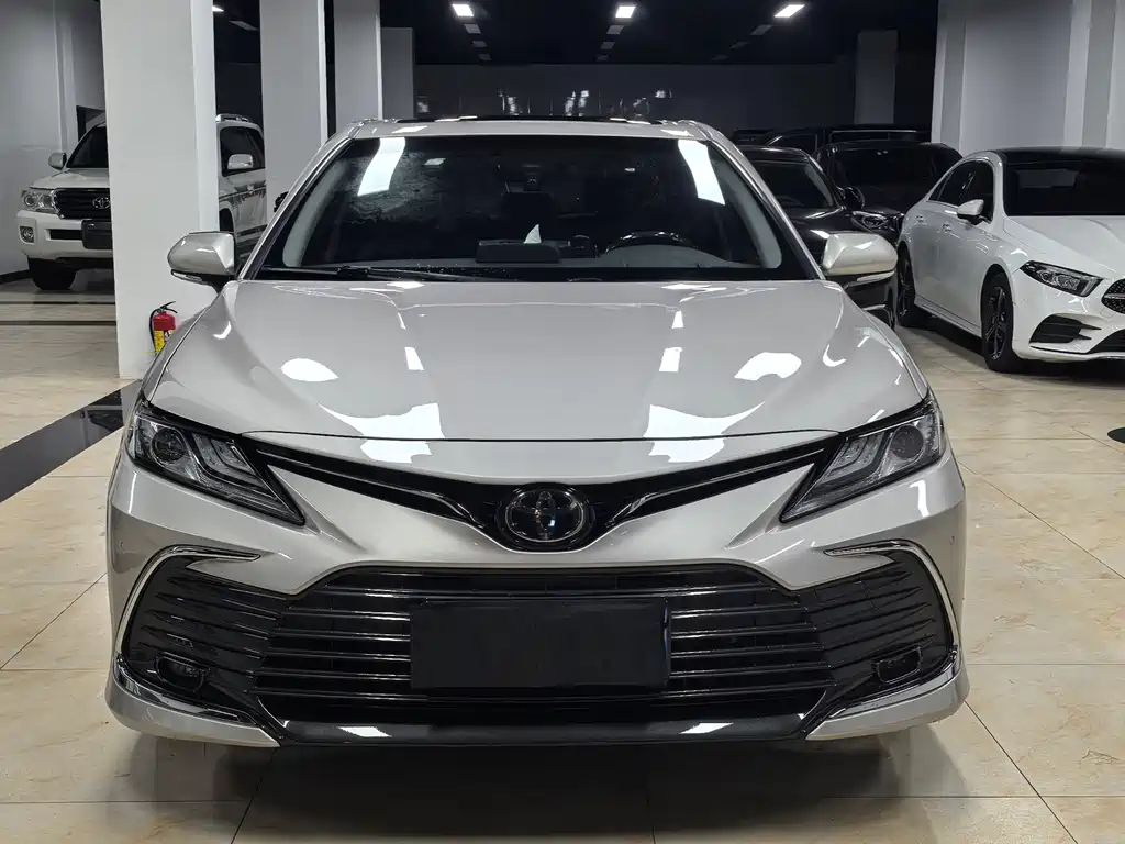 Toyota Camry — фото 2