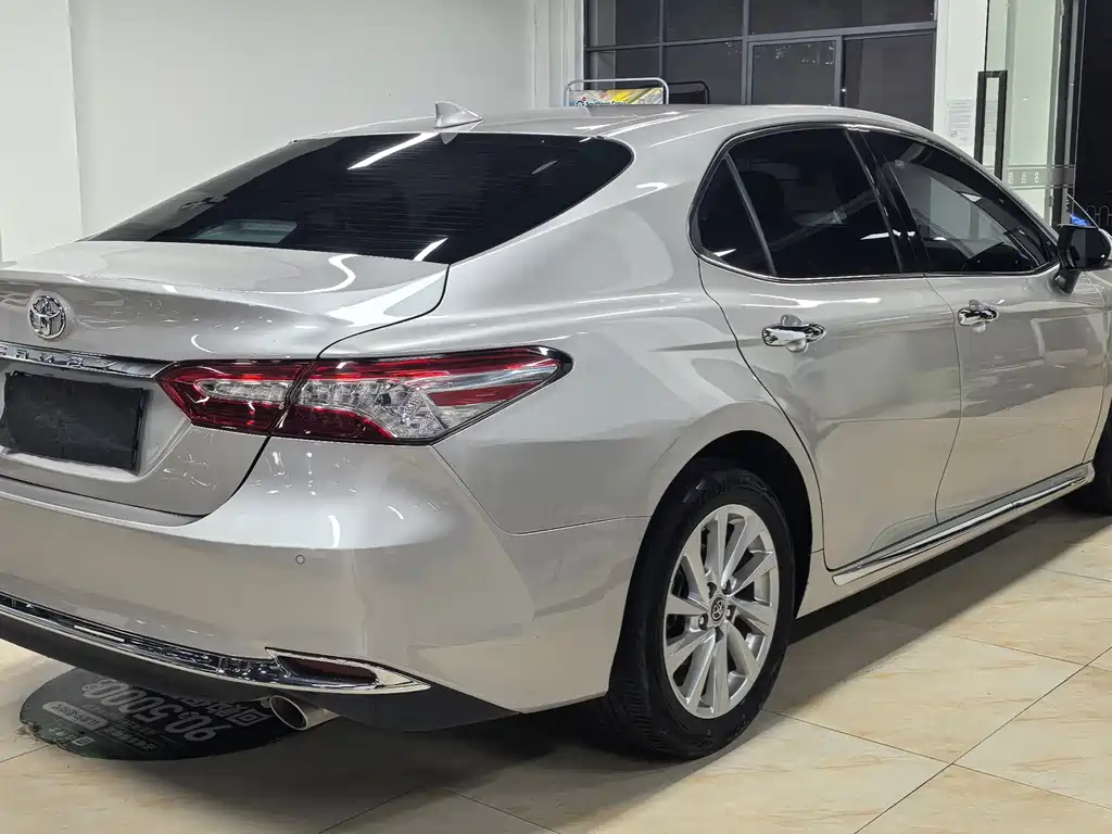 Toyota Camry — фото 15