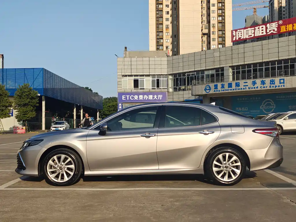 Toyota Camry — фото 5