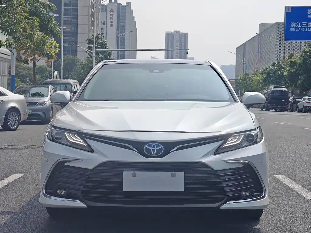 Toyota Camry — фото 2