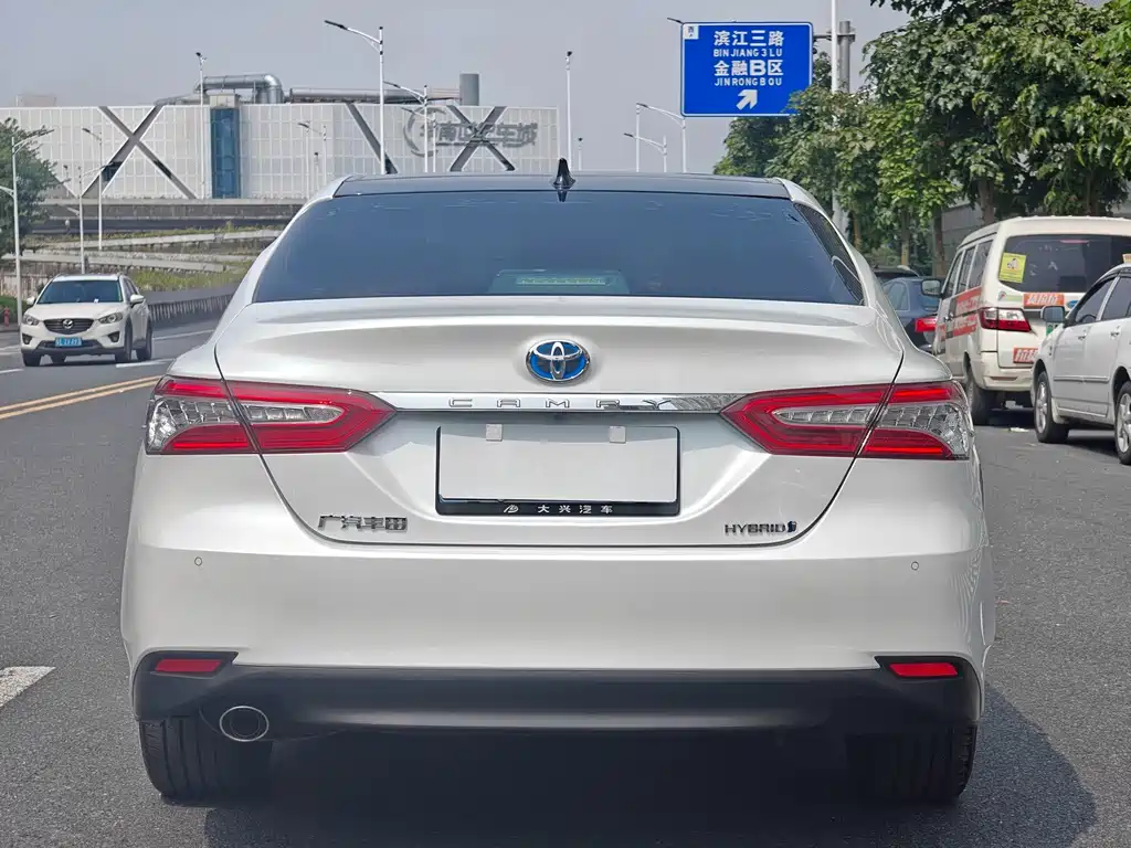 Toyota Camry — фото 5