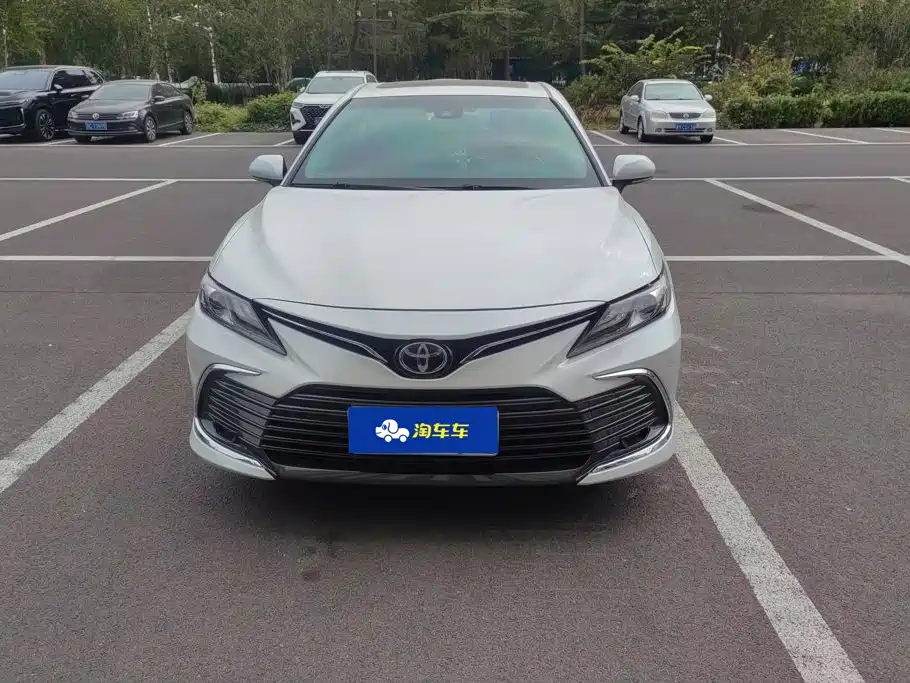 Toyota Camry — фото 2
