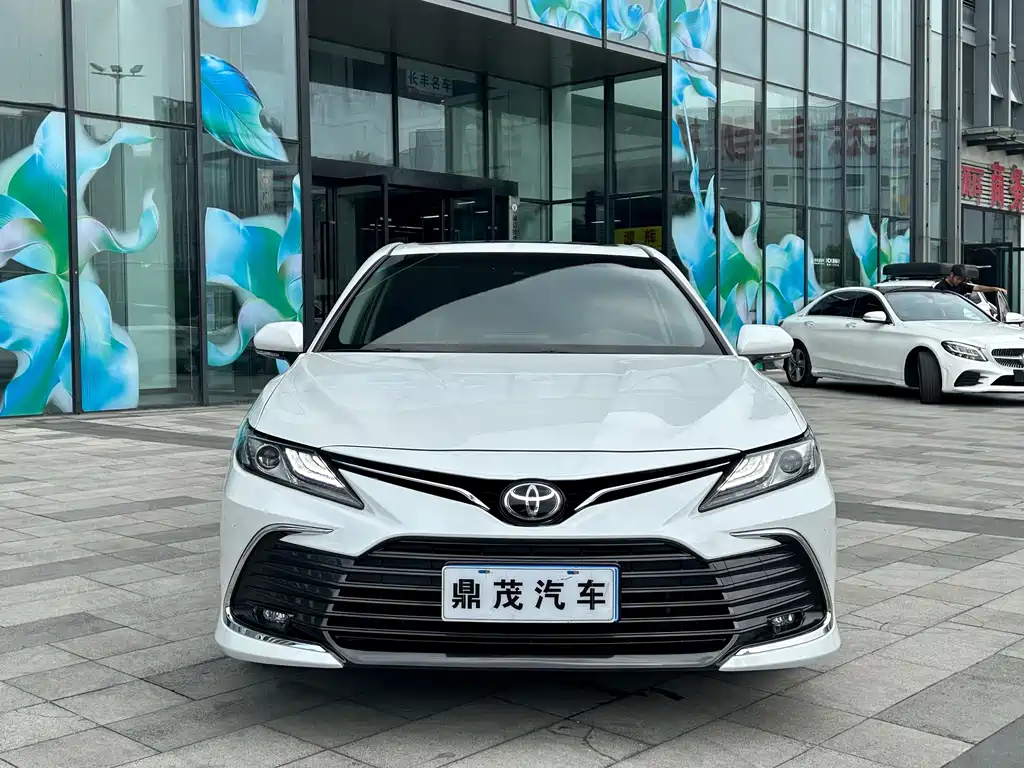 Toyota Camry — фото 2