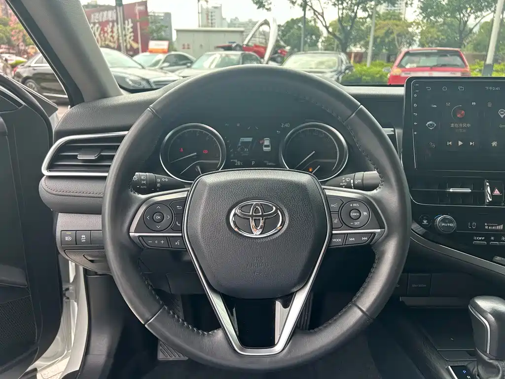 Toyota Camry — фото 14