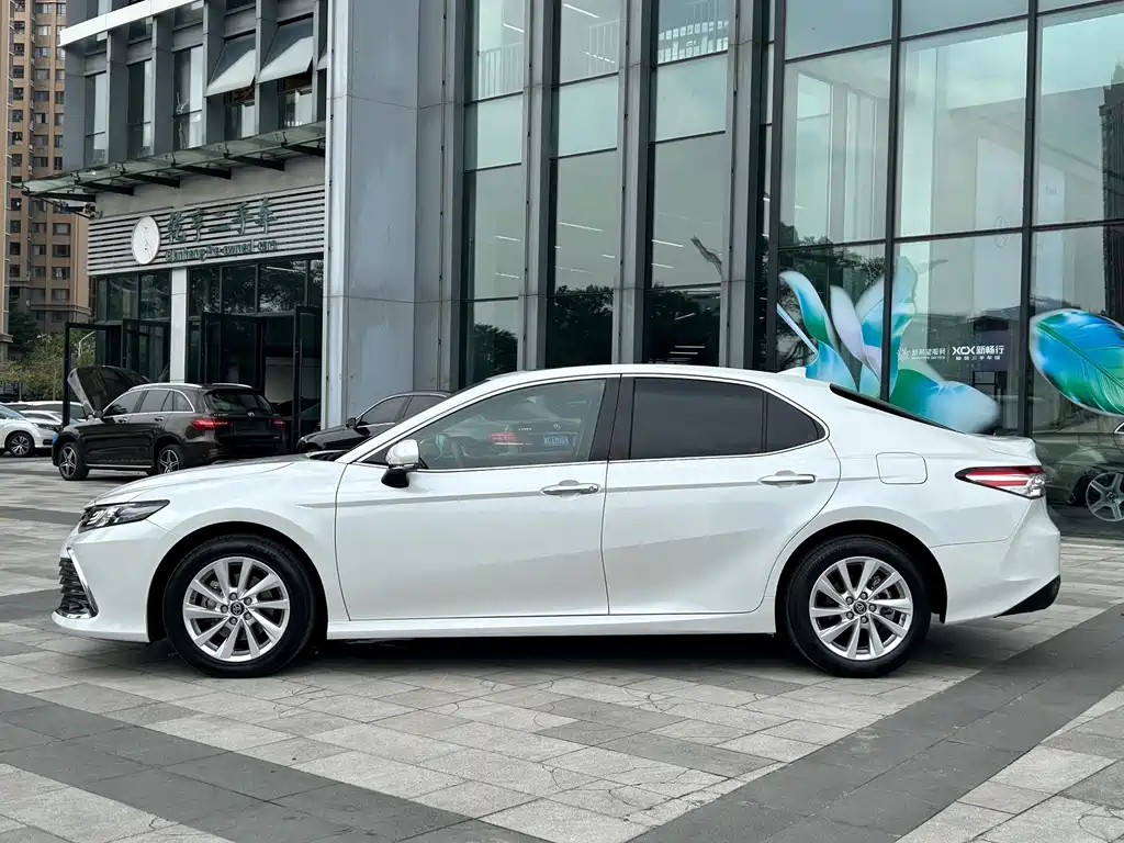 Toyota Camry — фото 3