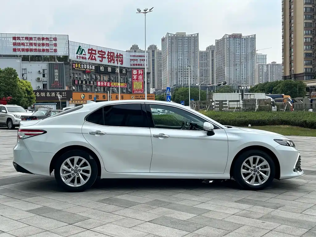Toyota Camry — фото 5