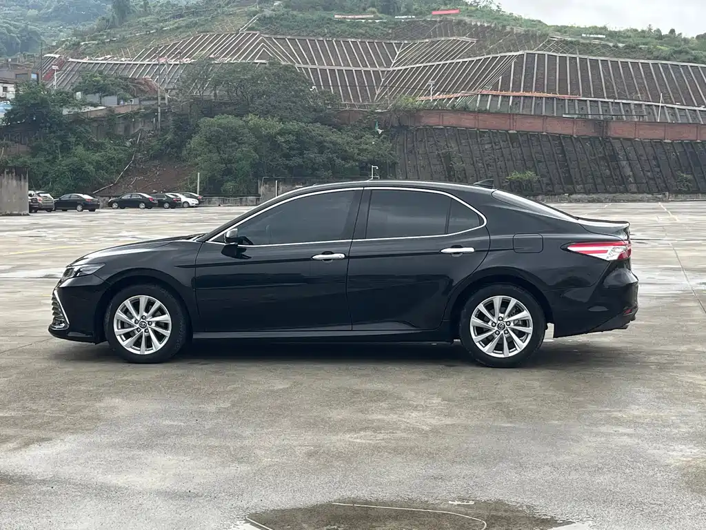 Toyota Camry — фото 9