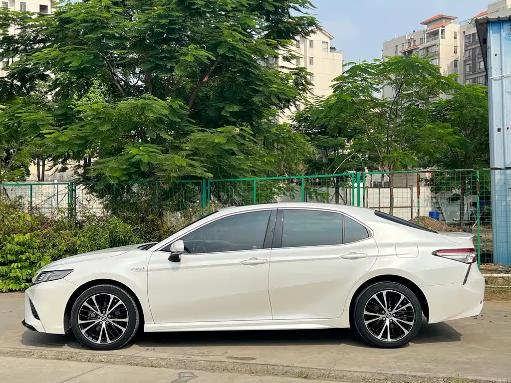 Toyota Camry — фото 3