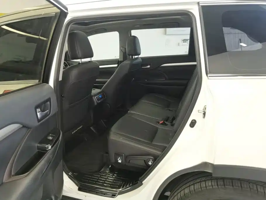 Toyota Highlander — фото 11