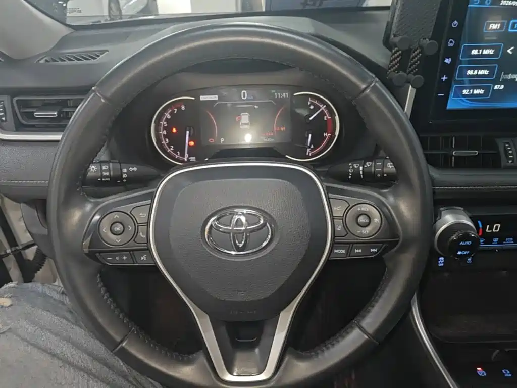 Toyota RAV4 — фото 11