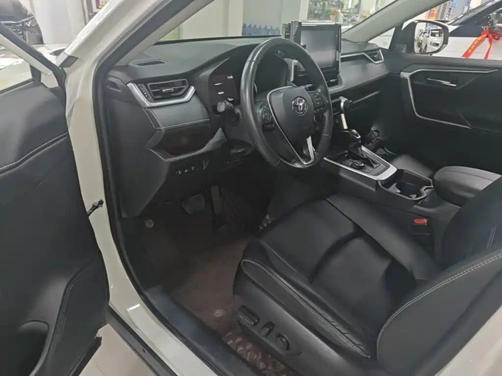 Toyota RAV4 — фото 15