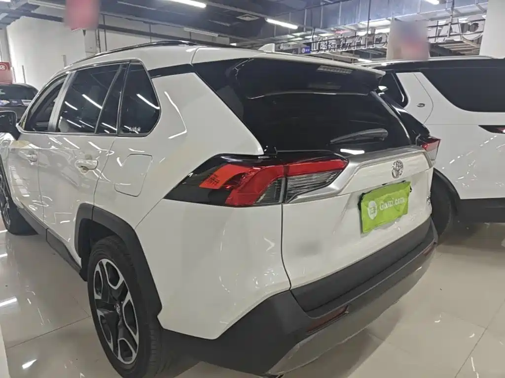 Toyota RAV4 — фото 5