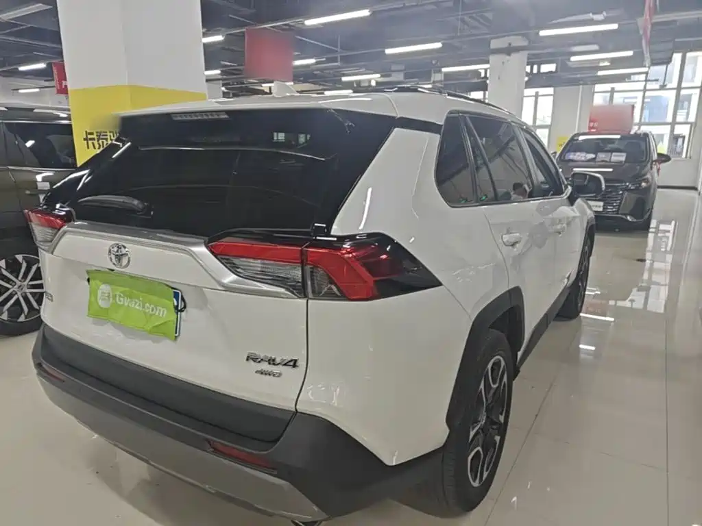 Toyota RAV4 — фото 7