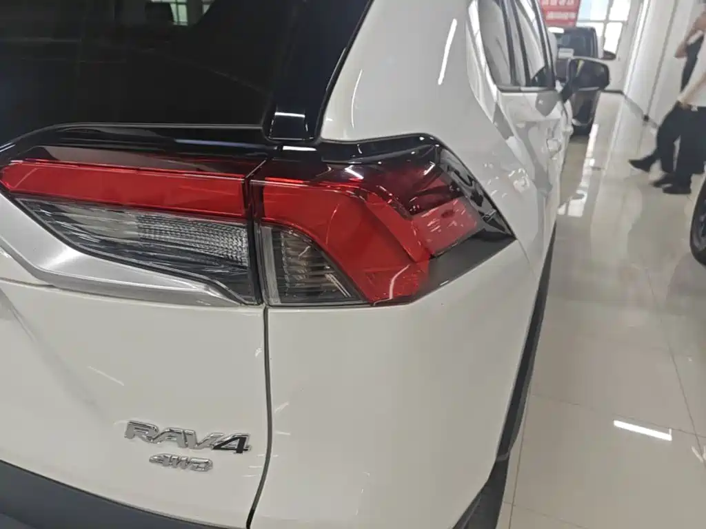Toyota RAV4 — фото 8