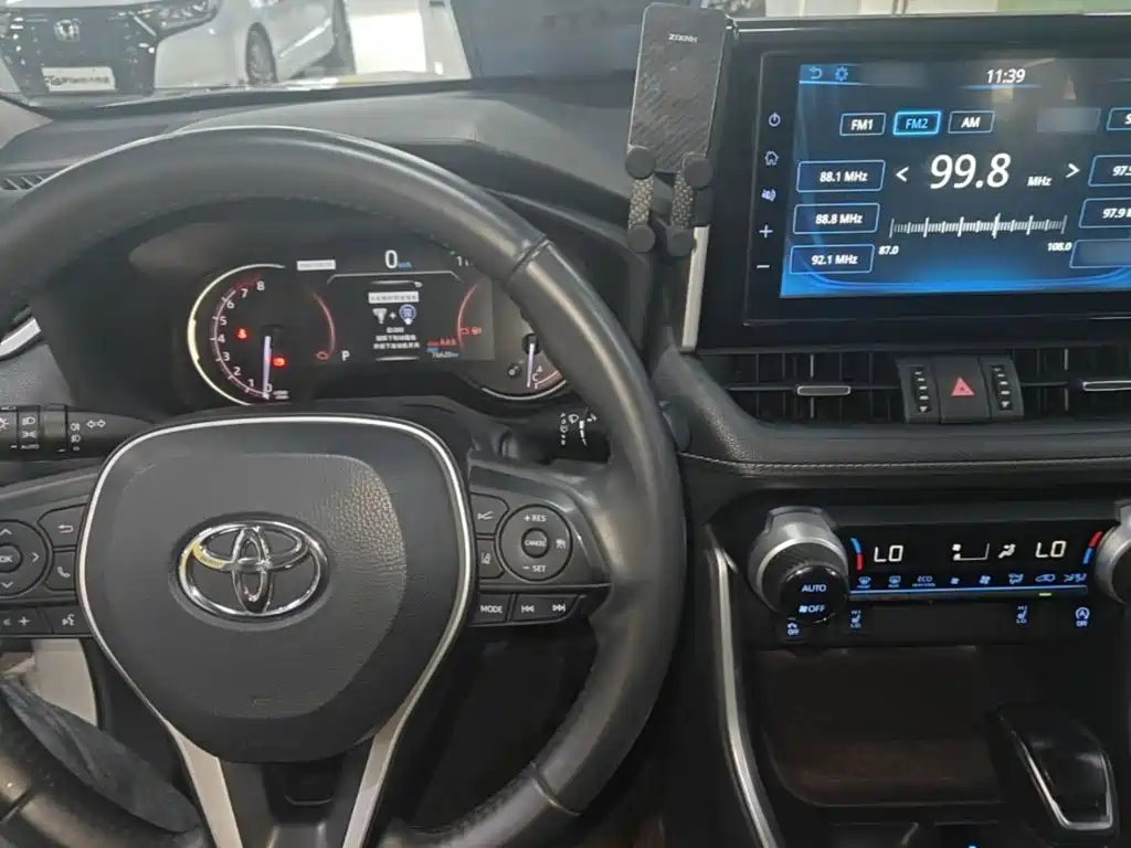 Toyota RAV4 — фото 10