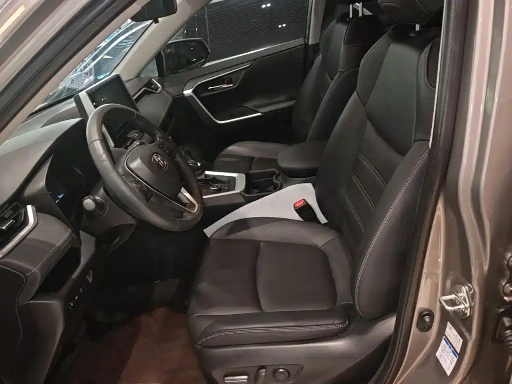 Toyota RAV4 — фото 11
