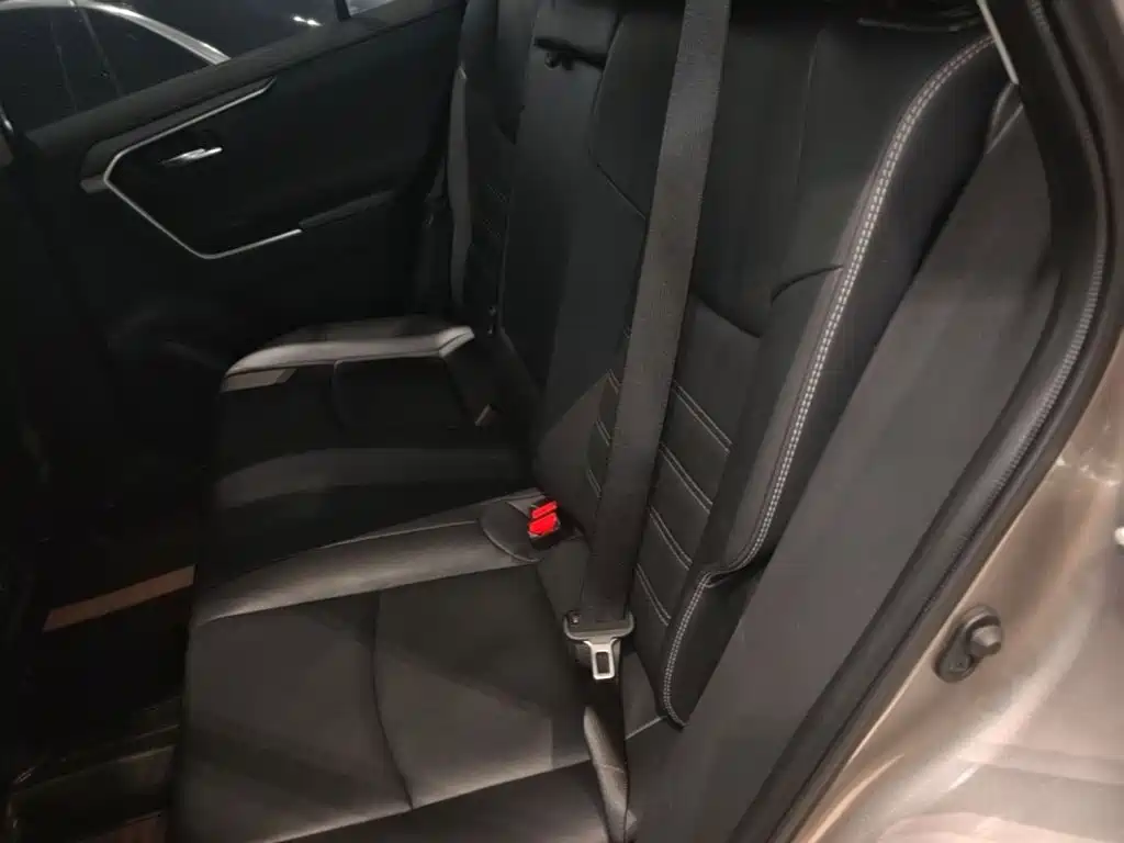 Toyota RAV4 — фото 13