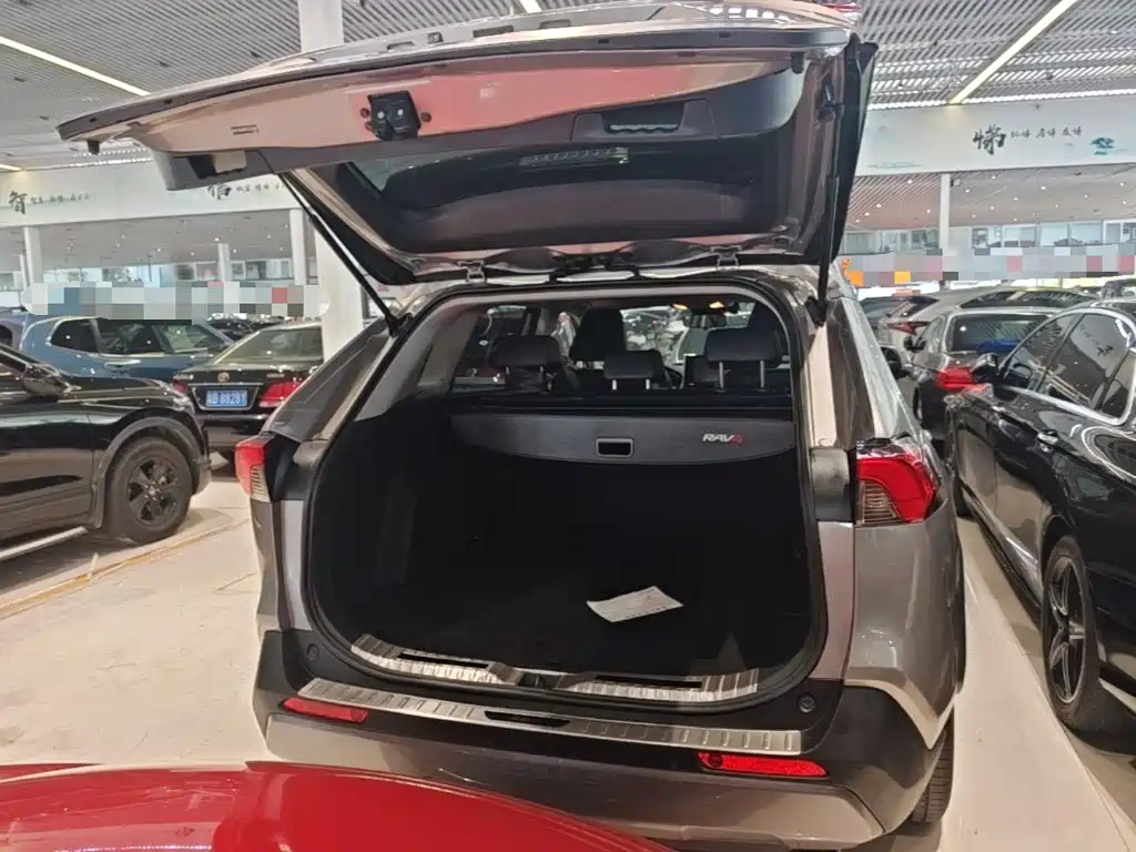 Toyota RAV4 — фото 15