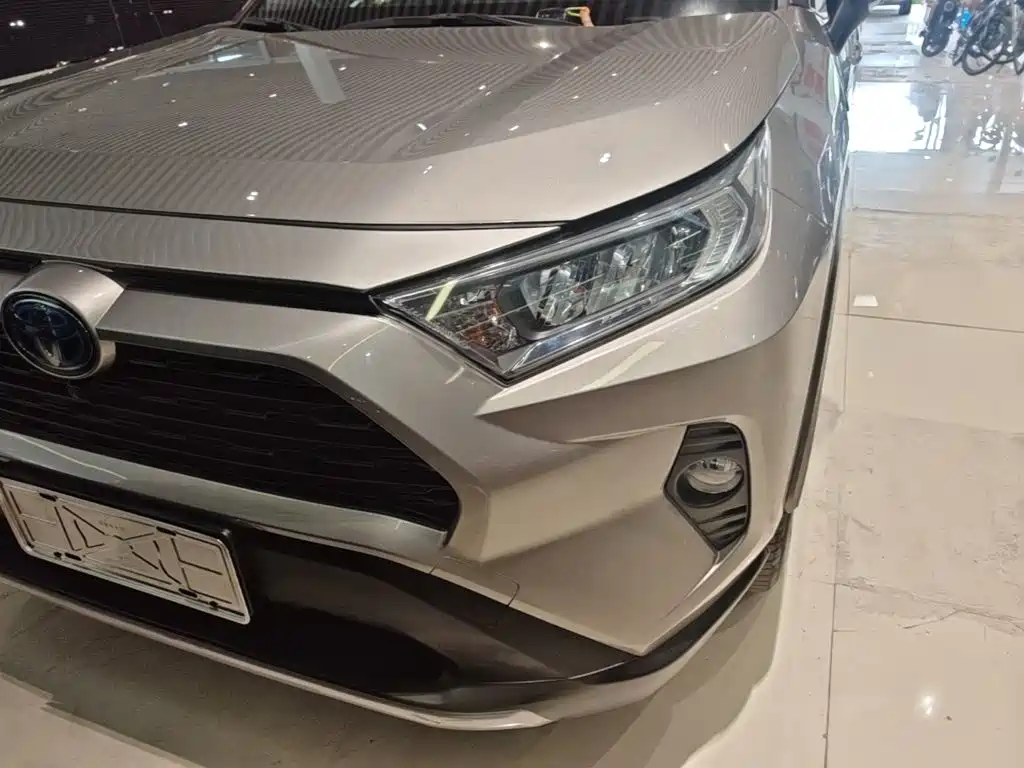 Toyota RAV4 — фото 18
