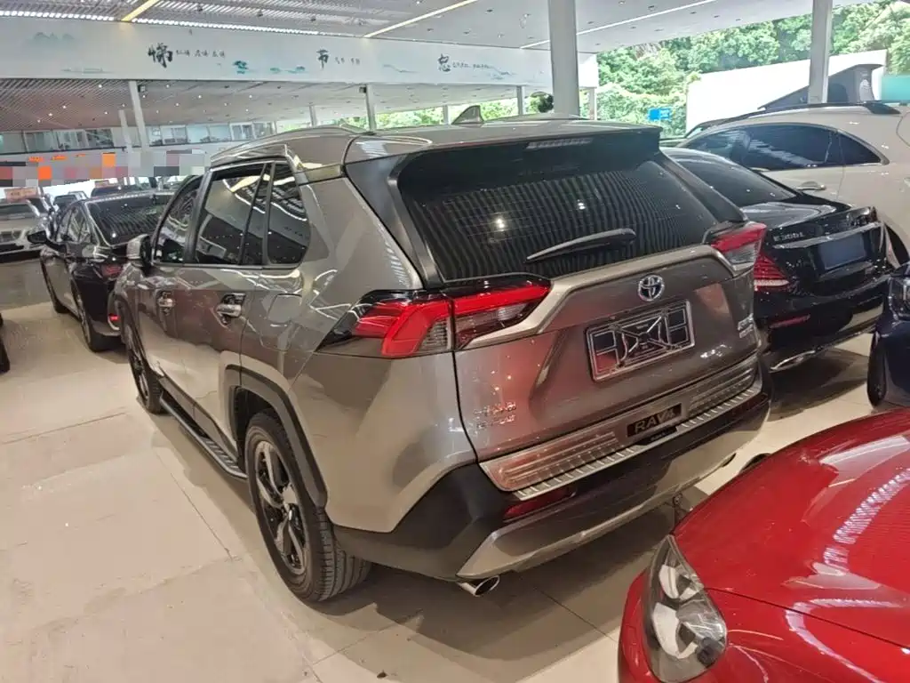Toyota RAV4 — фото 23