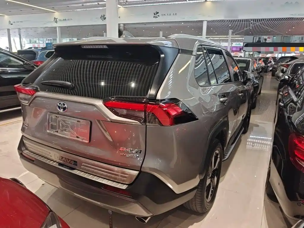 Toyota RAV4 — фото 5