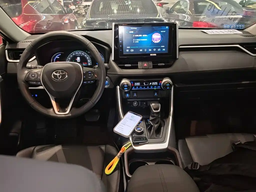 Toyota RAV4 — фото 6
