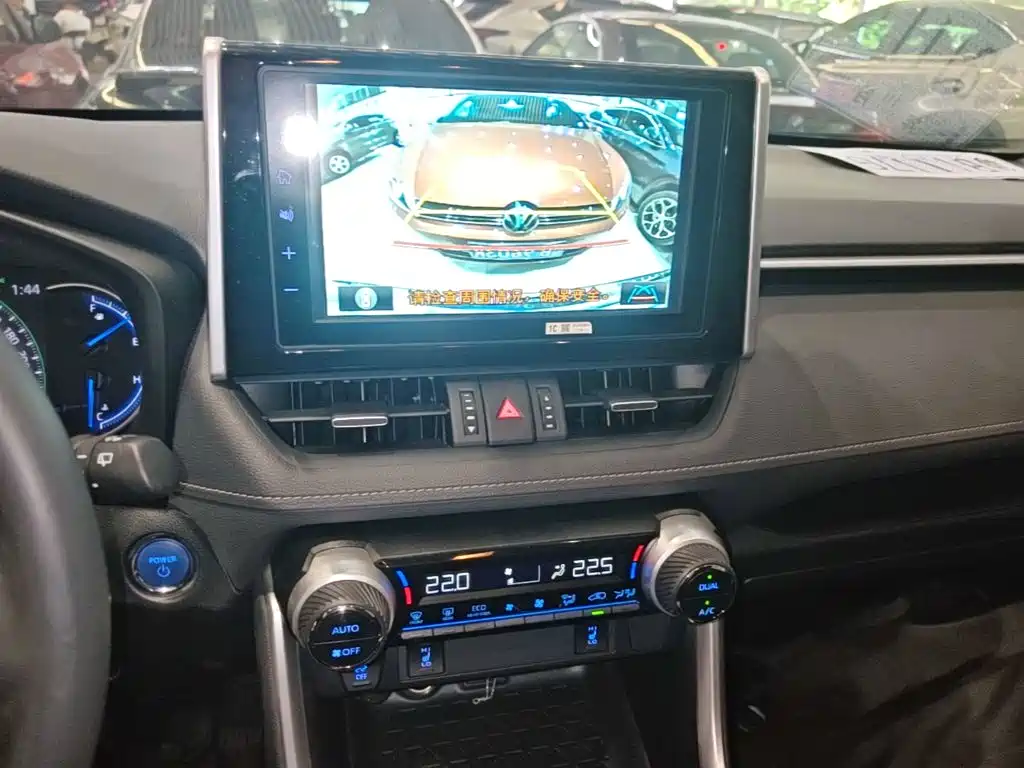Toyota RAV4 — фото 9