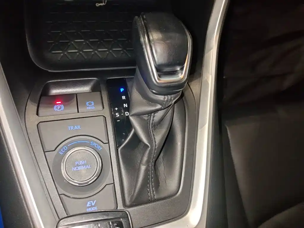 Toyota RAV4 — фото 10