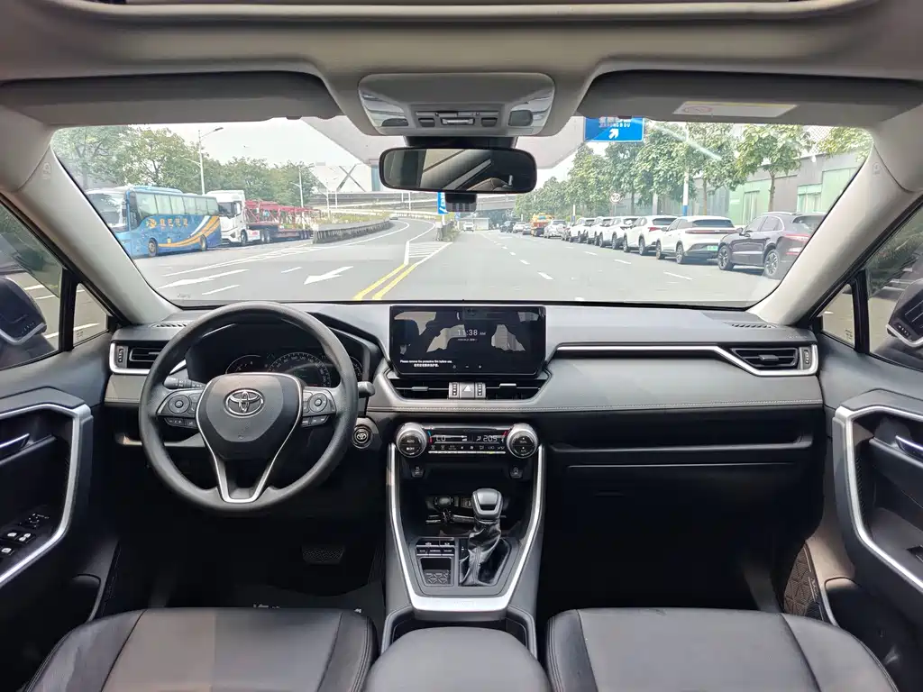 Toyota RAV4 — фото 11